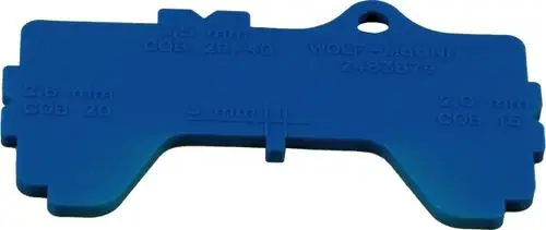 Blaue Einstelllehre von Wolf, geformt zur genauen Anpassung von Brennereinstellungen, mit sichtbaren Maßangaben und Aussparungen.